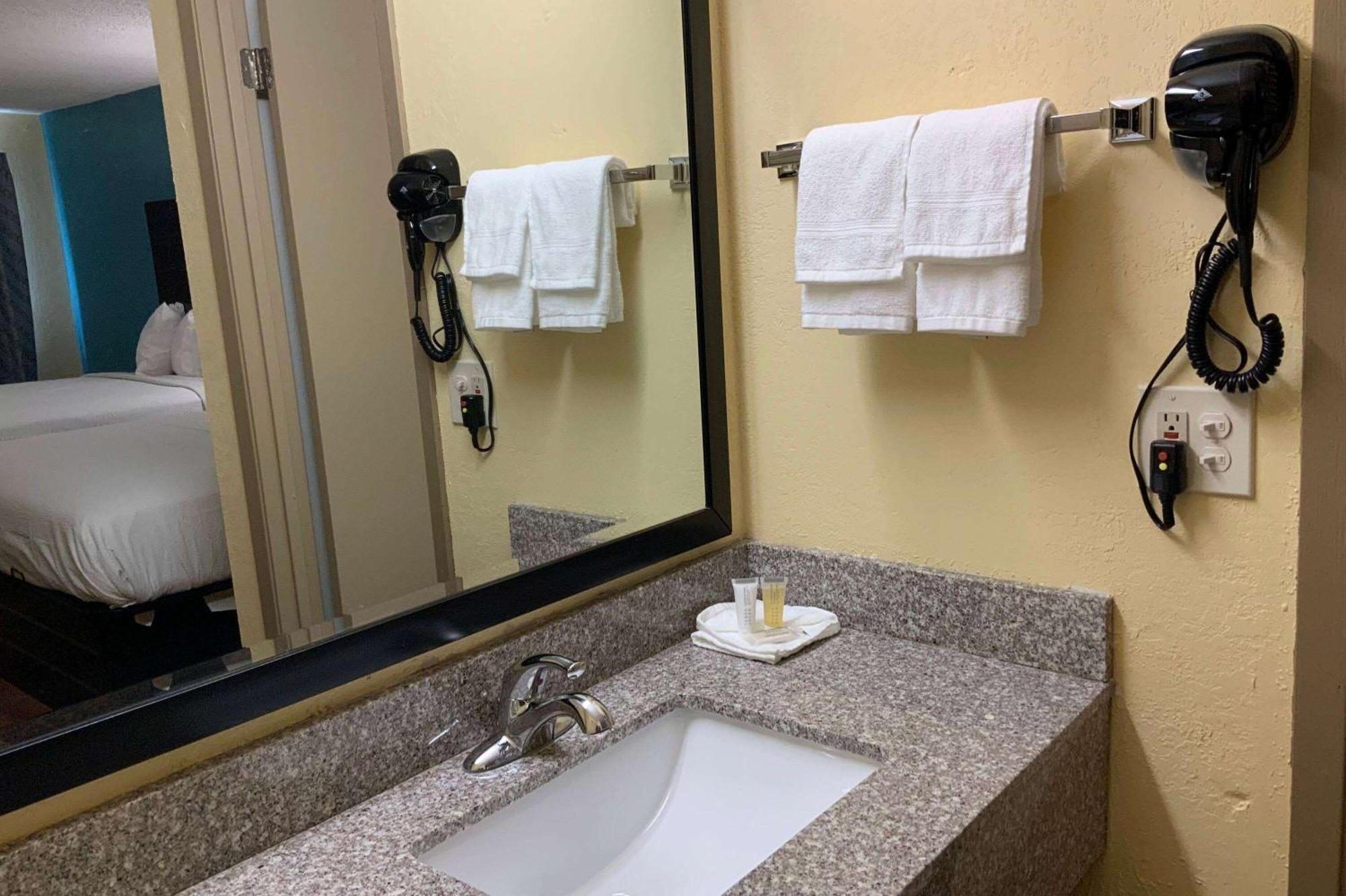 Days Inn By Wyndham Troy Il Экстерьер фото